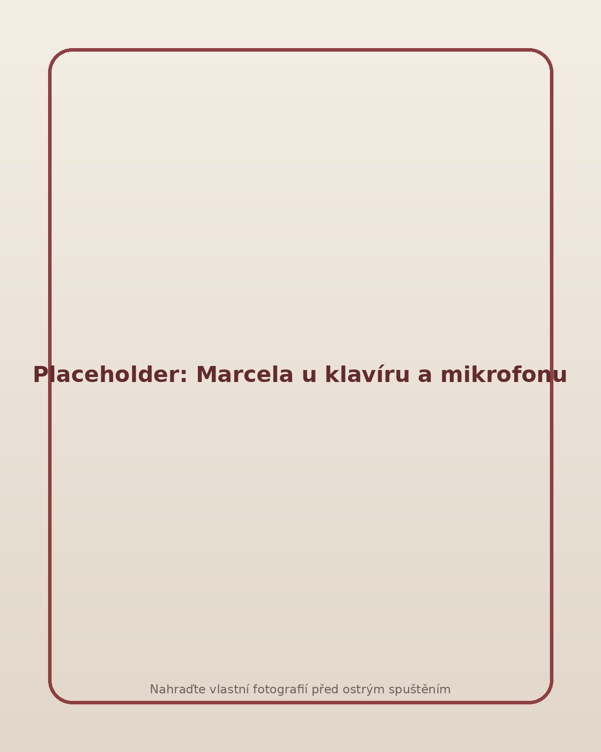 Placeholder hlavní fotografie: Marcela Jandová u klavíru a mikrofonu v příjemném hudebním prostředí